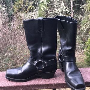 Frye’s Women’s Harness 12R Square-Toe Boot